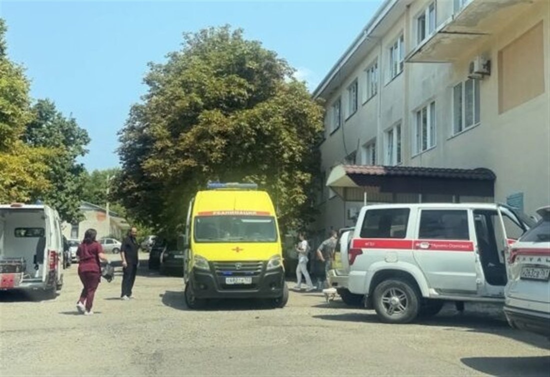 Машины скорой помощи и спасателей у городской больницы Геленджика