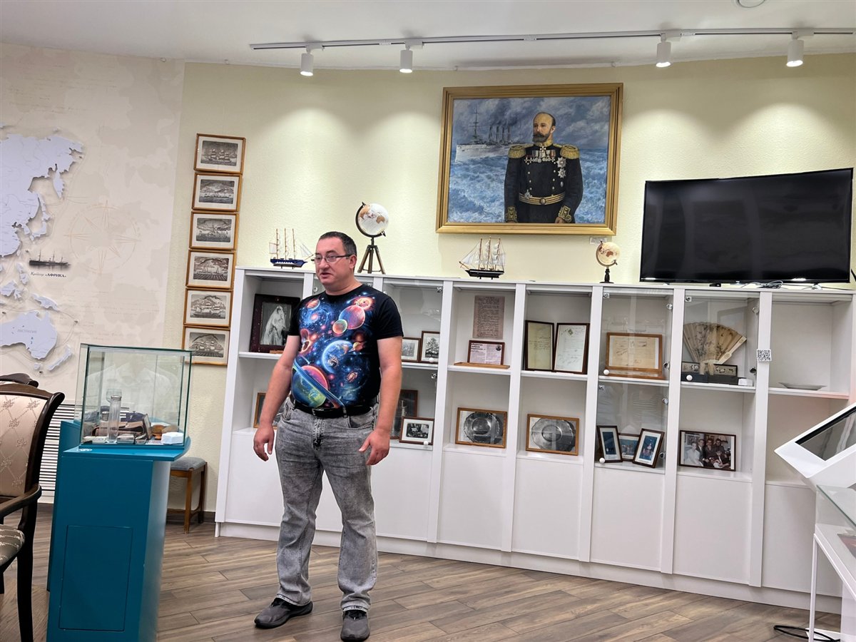 Александр Атаянц читает свои фантастические рассказы в музее командира крейсера «Варяг»