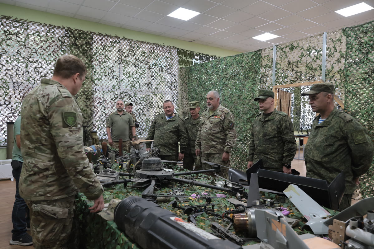 Офицеры «БАРС-Тула» осматривают образцы сбитой техники на пункте дислокации курского отряда