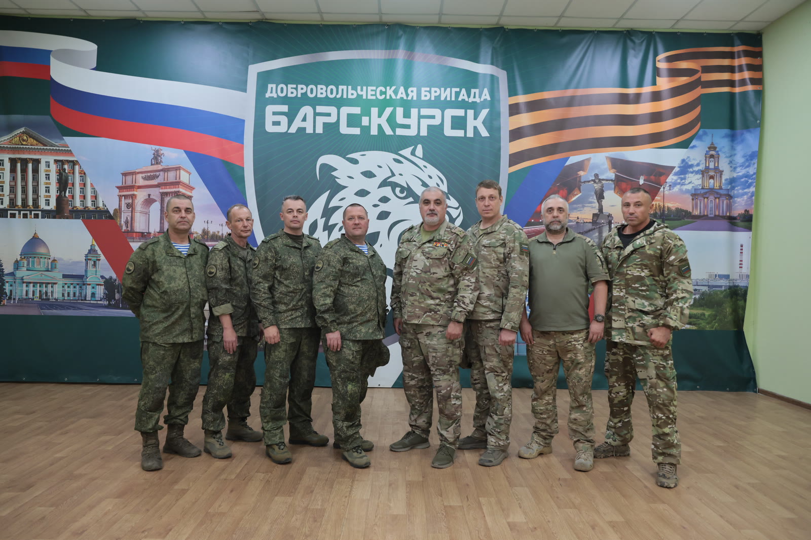 Офицеры отрядов «БАРС-Тула» и «БАРС-Курск» у знамени бригады