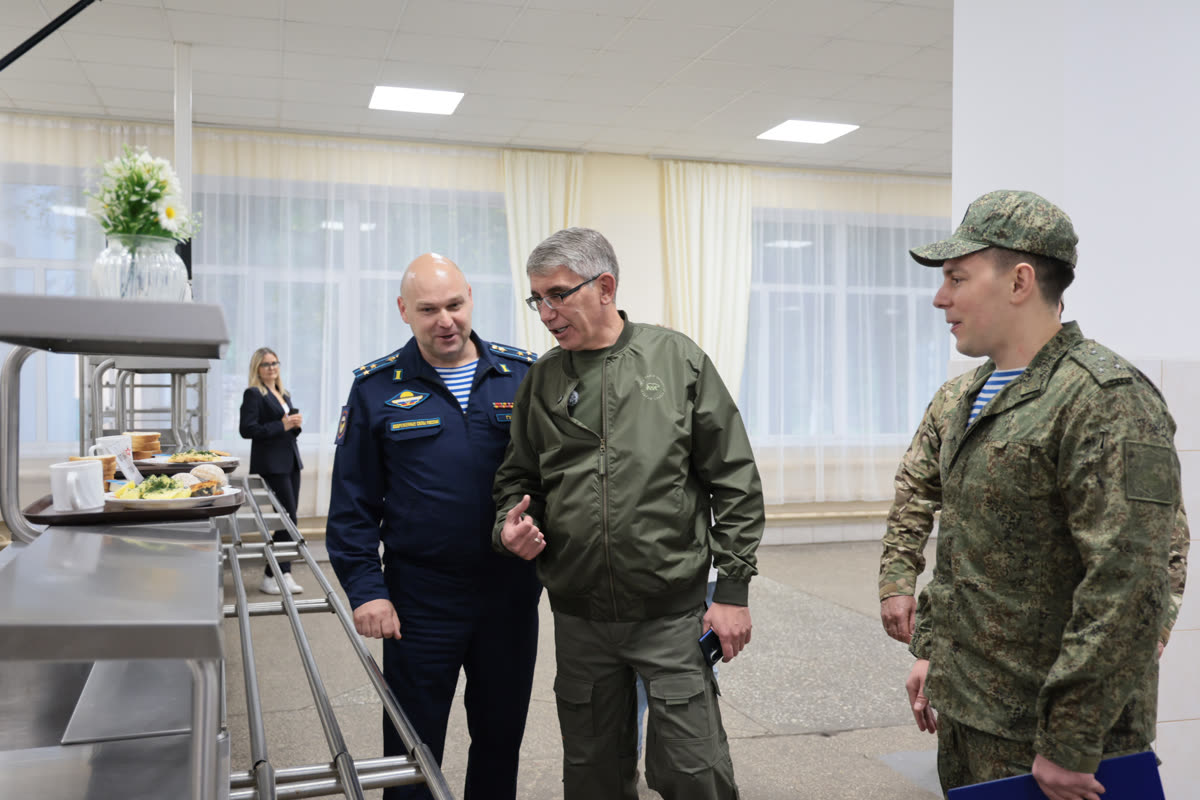 Дмитрий Миляев в столовой отряда БАРС-Тула