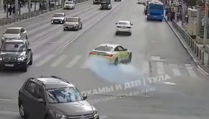 Салатовая BMW на перекрёстке в центре Тулы
