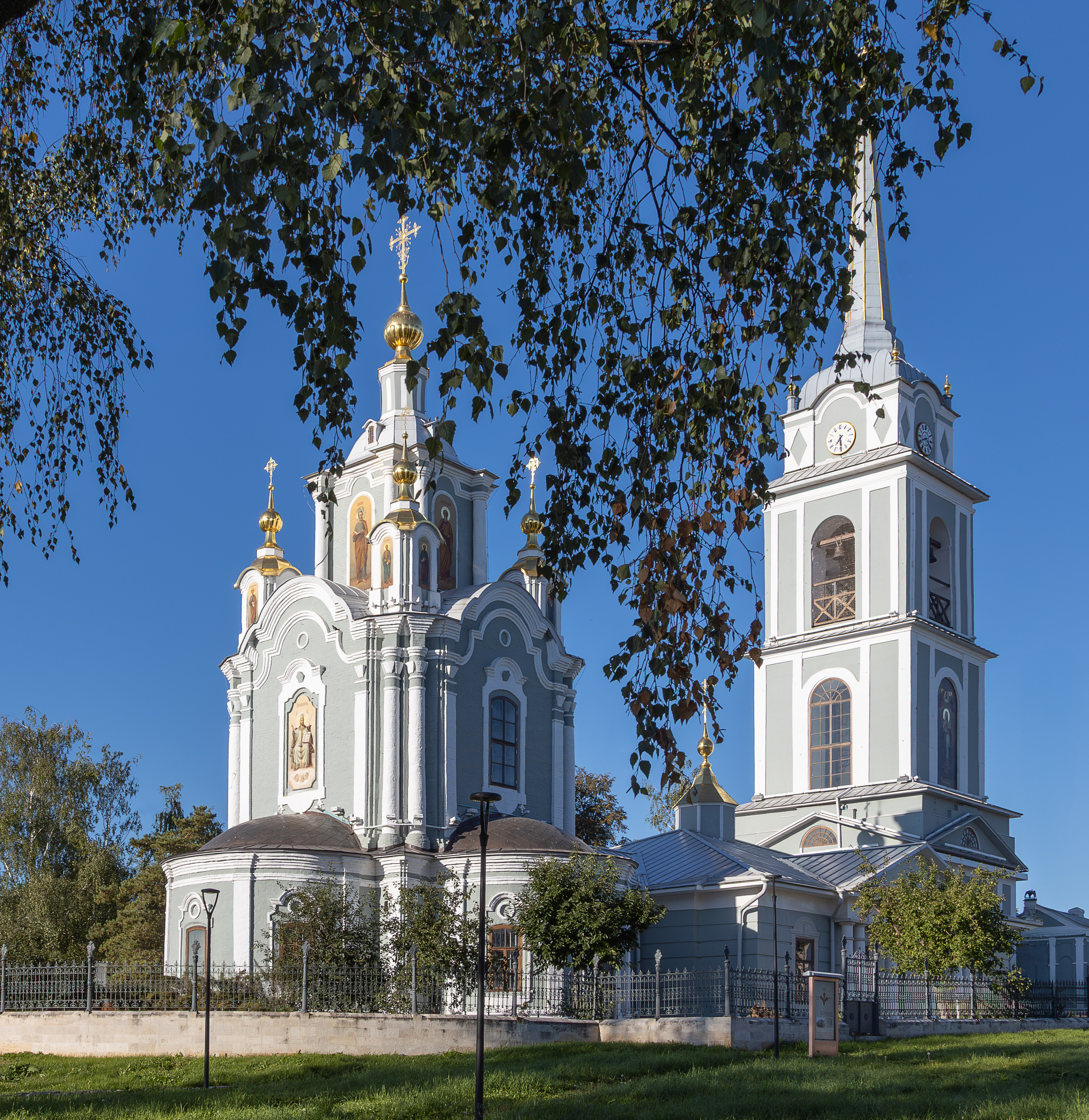 Белый Никольский собор в Крапивне на фоне малоэтажной уездной застройки