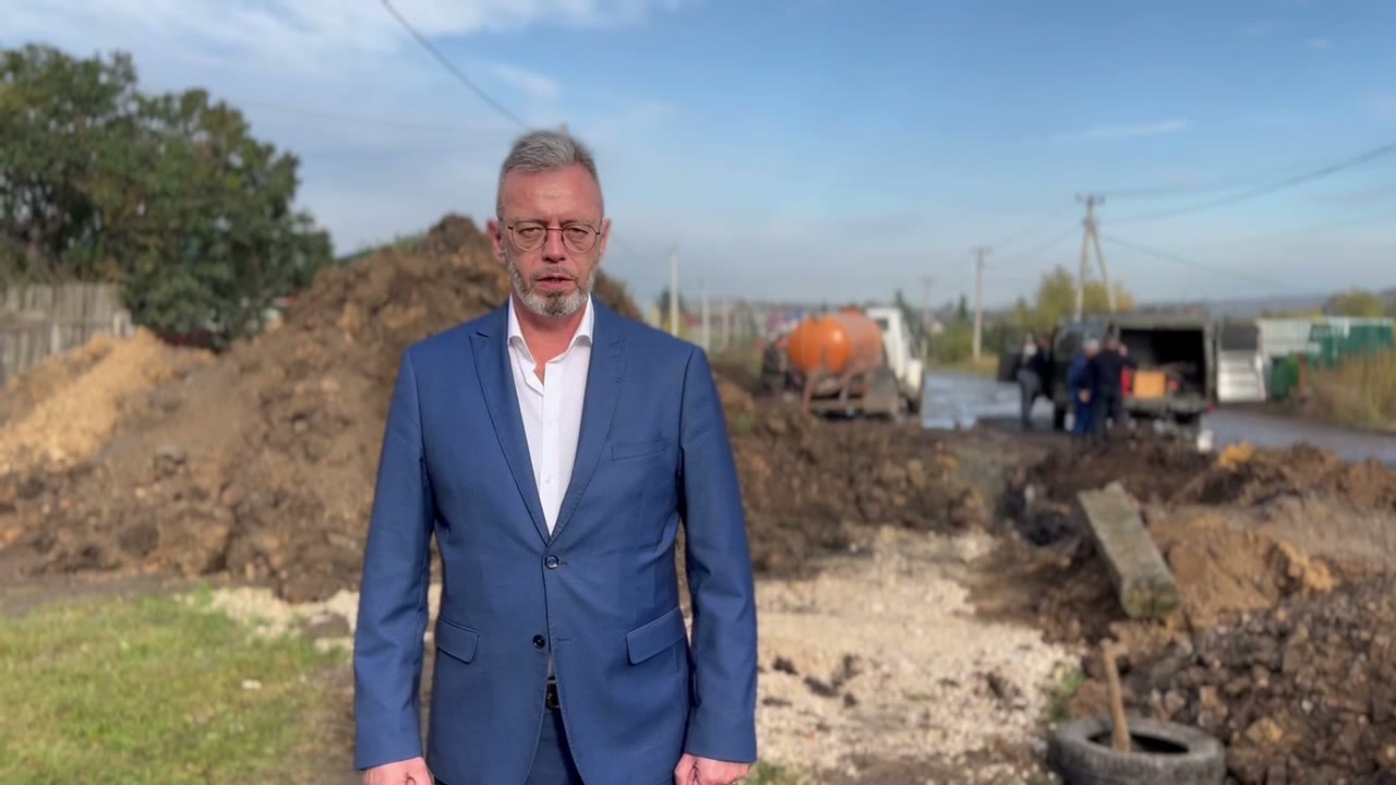 Глава администрации Донского Владимир Белов на месте аварии на водопроводе