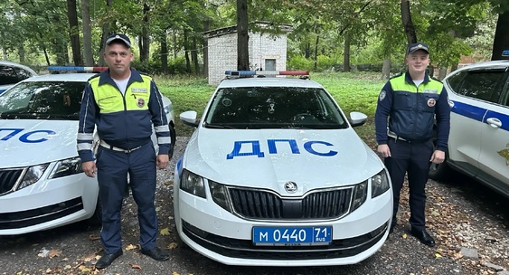 Инспекторы ДПС Госавтоинспекции у патрульного автомобиля в Туле