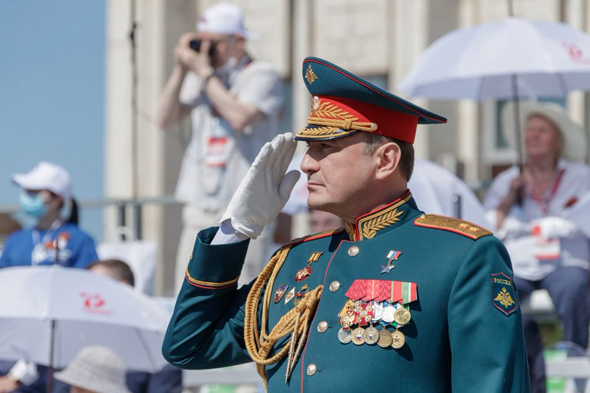 Алексей Дюмин в парадном мундире с Золотой Звездой Героя России