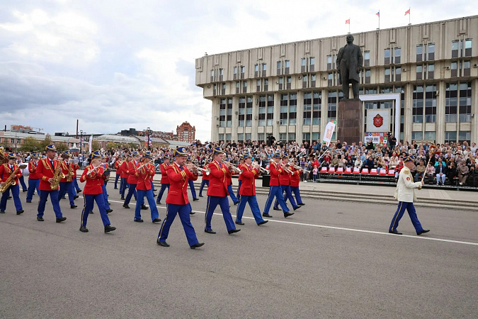 Духовой оркестр на параде в центре Тулы
