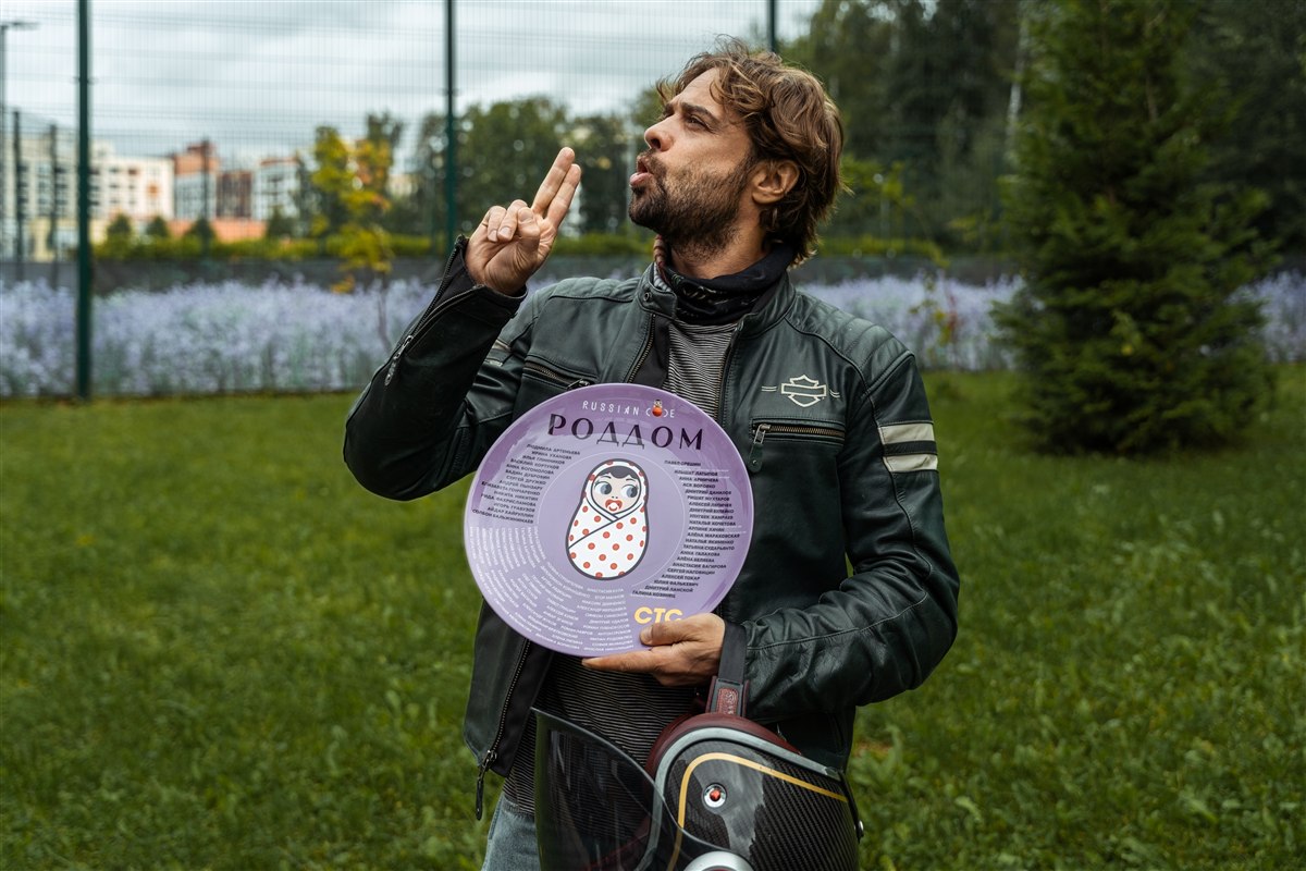 Актёр Илья Глинников