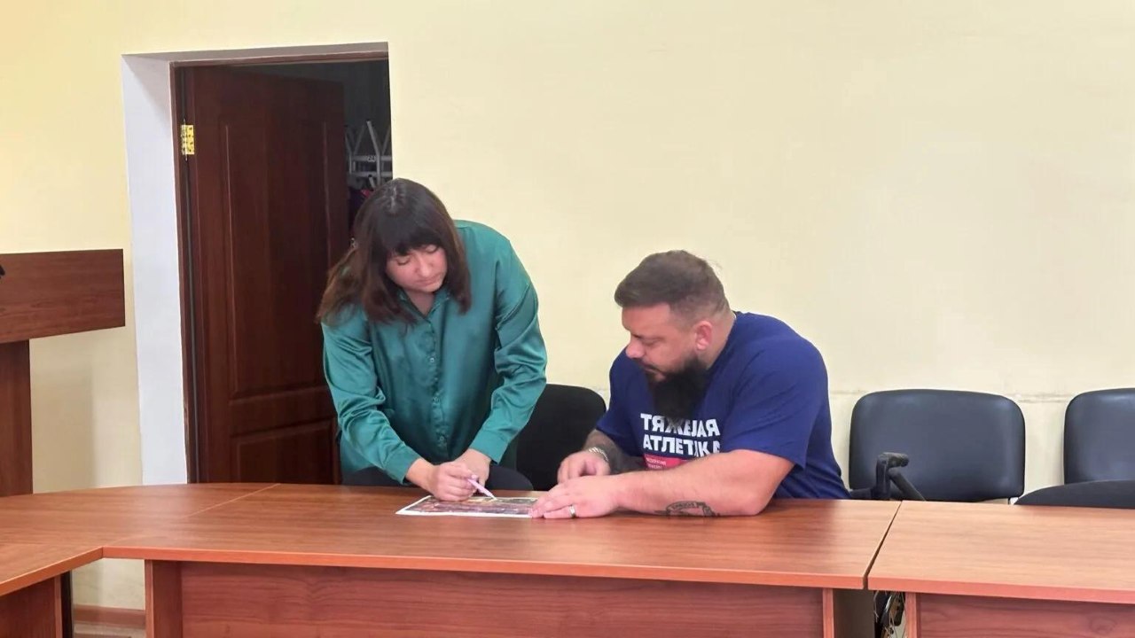 Евгений Иванов обсуждает проект спортплощадки с сотрудницей администрации Новомосковска