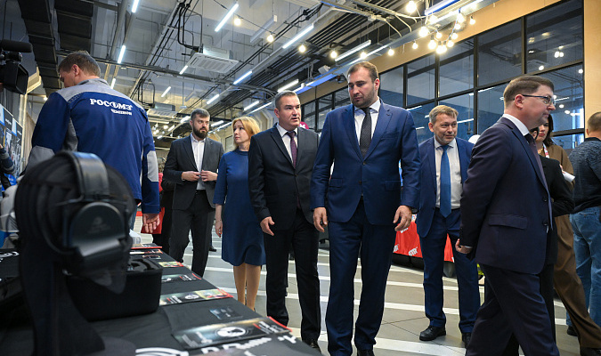 Делегация осматривает экспозицию на открытии конкурса