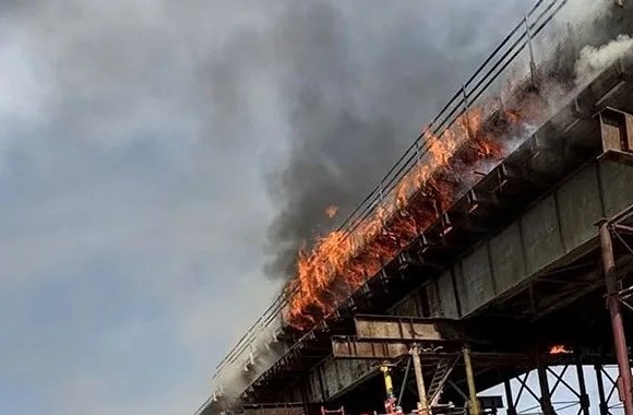 Открытый огонь на пролёте строящегося моста