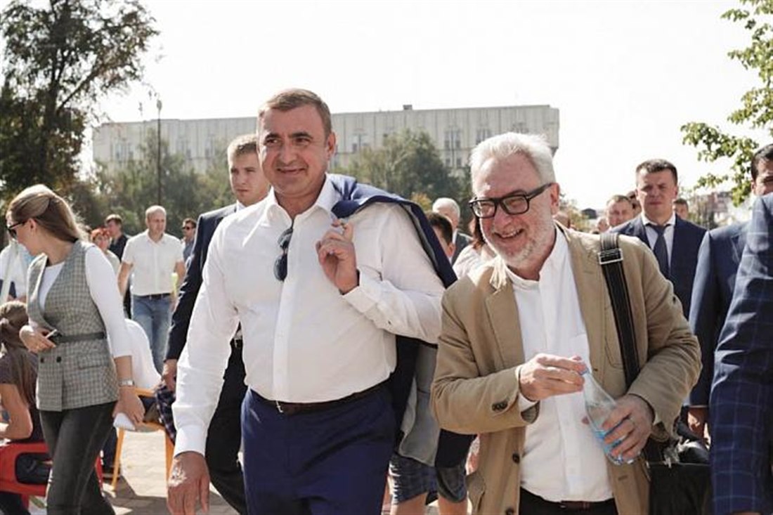 Губернатор Алексей Дюмин и архитектор Олег Шапиро на набережной