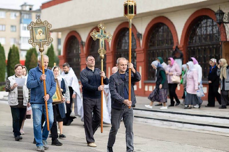 Прихожане у входа на территорию храма «Нечаянная Радость»
