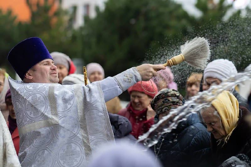 Служба у храма «Нечаянная Радость»
