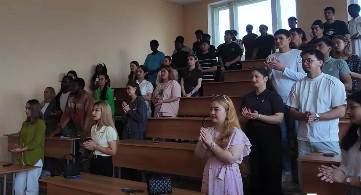 Иностранные первокурсники НИ РХТУ на посвящении в студенты