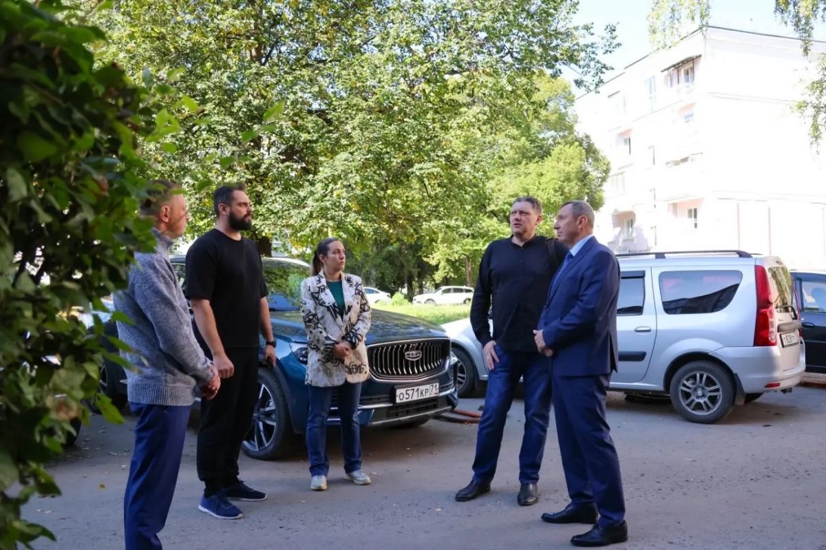 Осмотр двора дома в Новомосковске, где восстанавливают повреждённое имущество