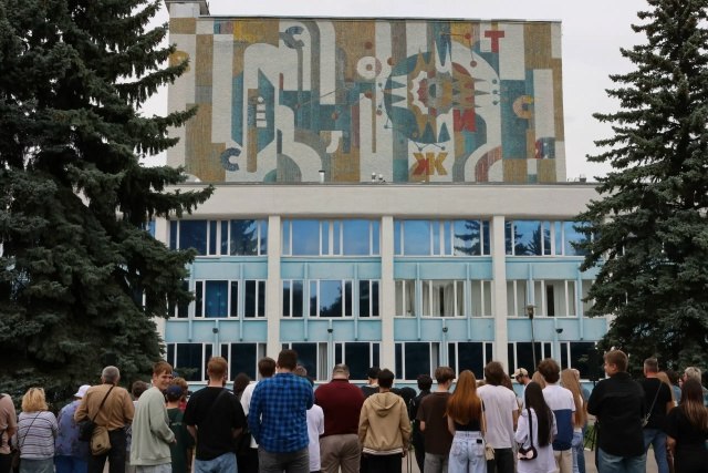 Восстановленное мозаичное панно на фасаде КДЦ «Азот» в Новомосковске