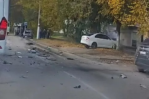 Место взрыва автомобиля на улице Дружбы в Новомосковске