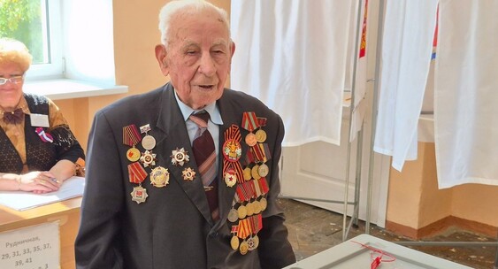 100-летний ветеран Михаил Пастушков с наградами на избирательном участке в Новомосковске