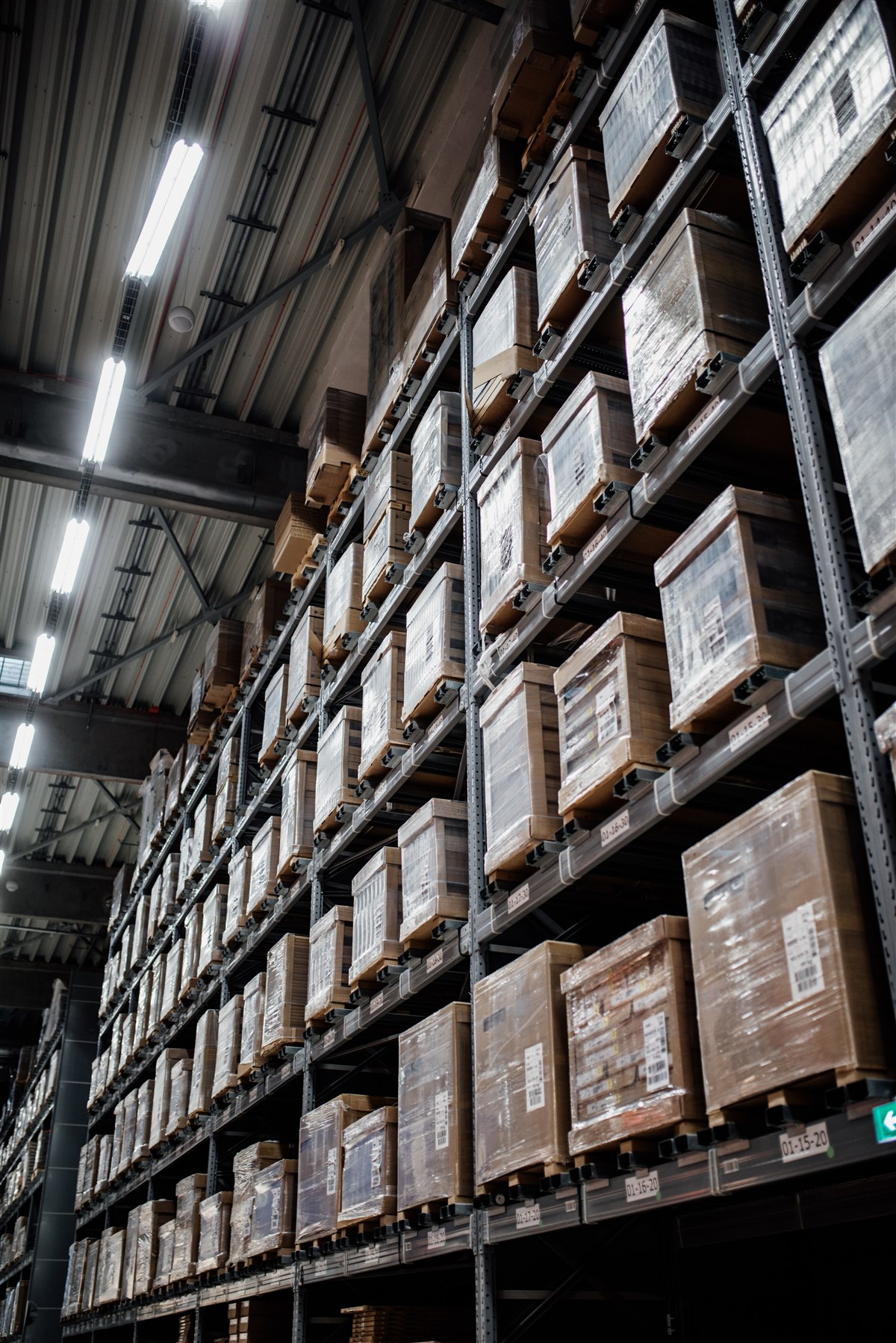 Складские стеллажи с рядами поддонов и коробок