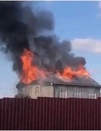 Огонь охватил крышу дома в Горелках