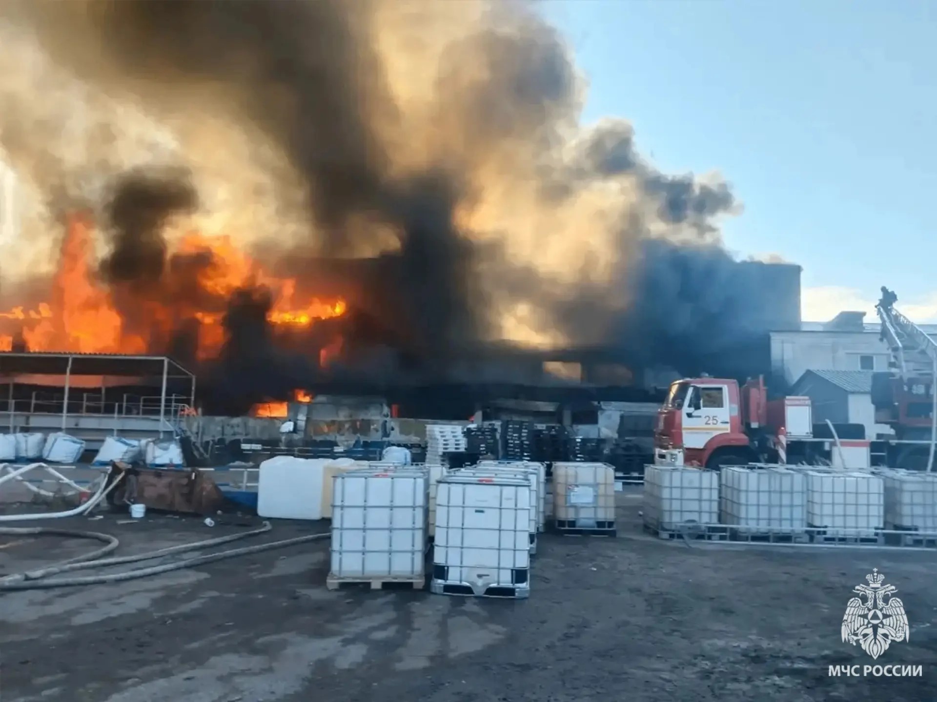 Крупный пожар на предприятии в Новомосковске: стена огня и чёрный дым над складским корпусом