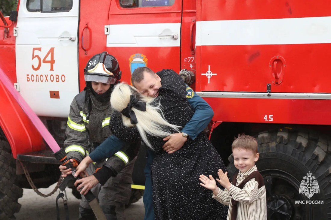 Пожарные Болохово пускают розовую воду из рукава