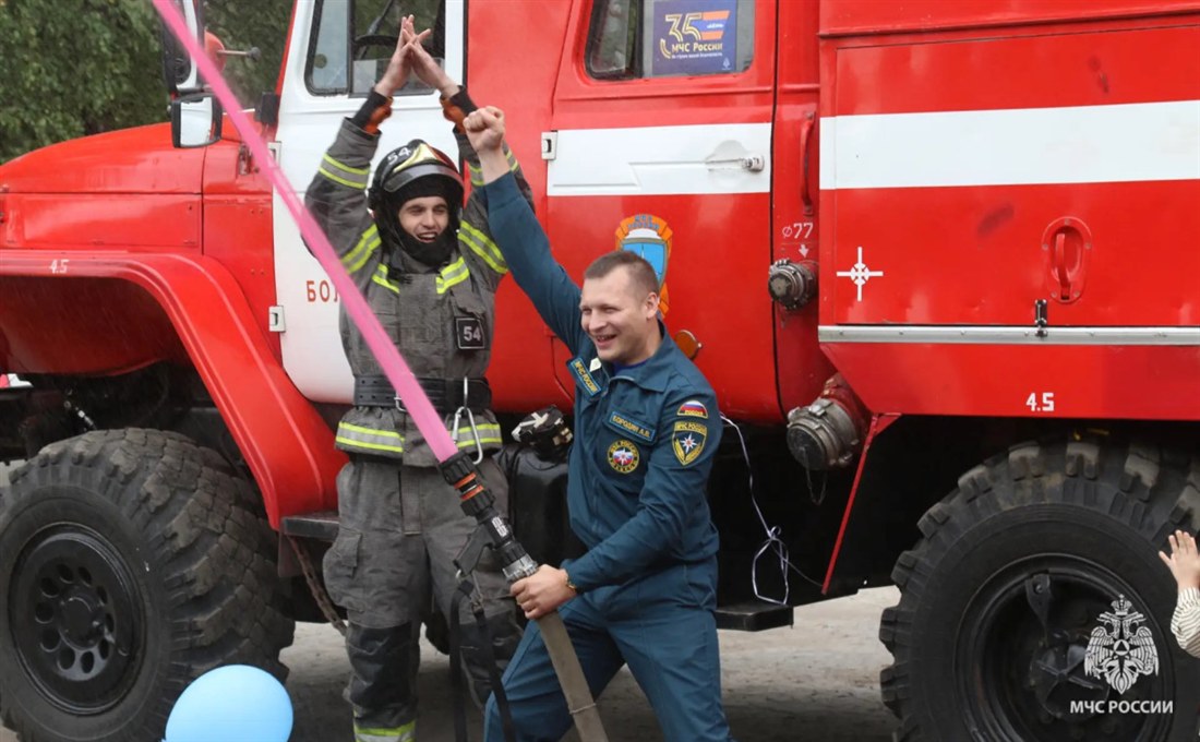 Пожарные Болохово устроили коллеге гендер-сюрприз с розовой водой