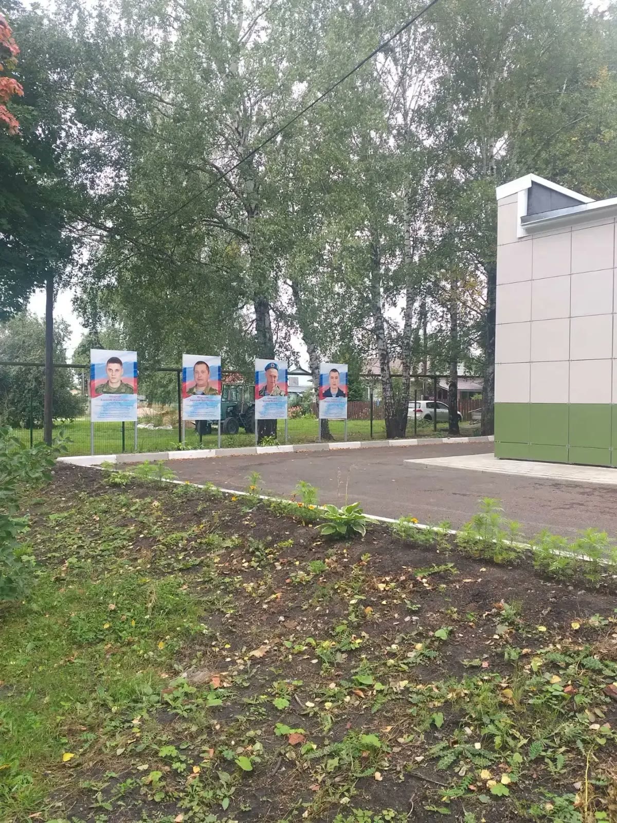 Общий вид Аллеи Славы у здания Правдинского центра образования