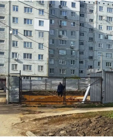 Огороженный забором участок в Урванском микрорайоне, где начался демонтаж бывшего кафе