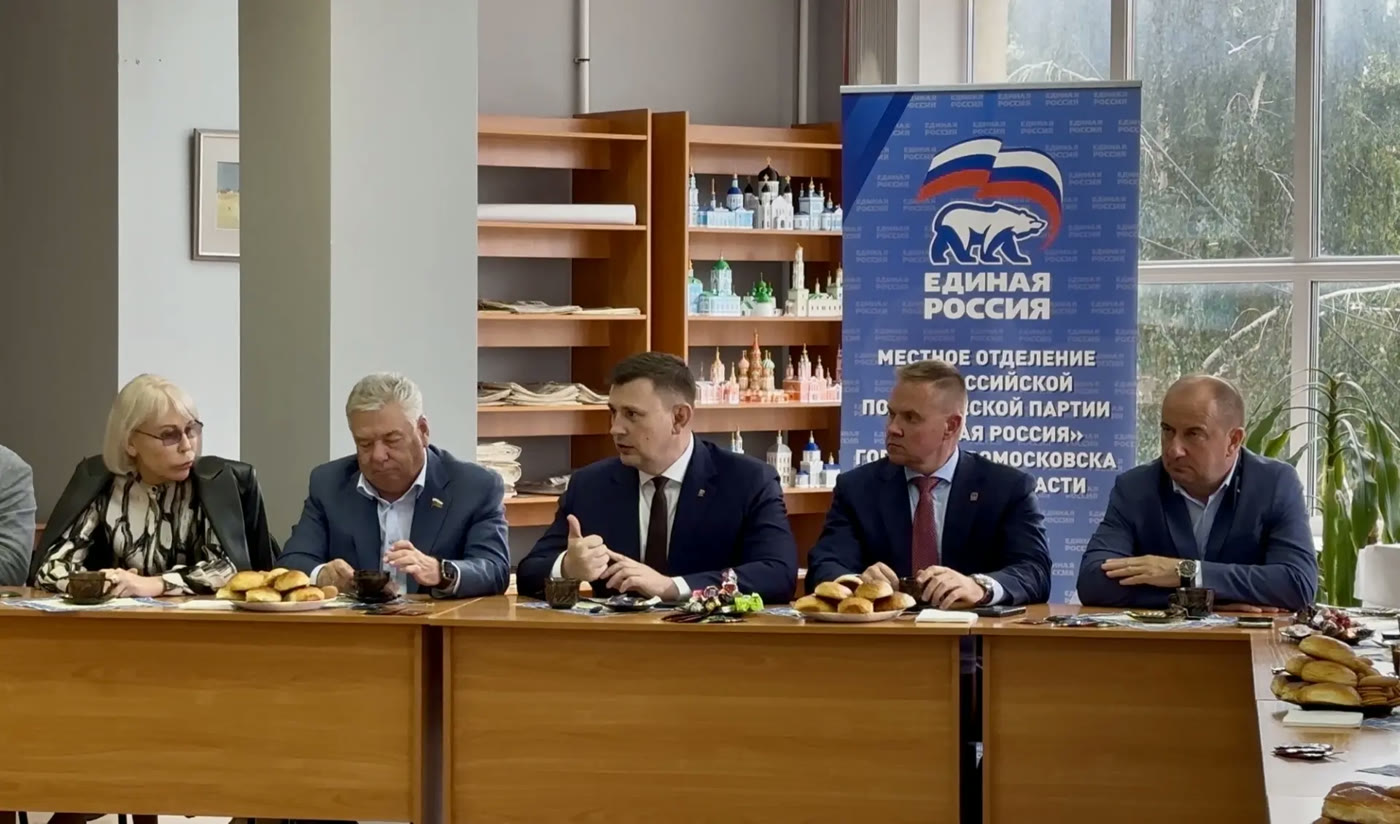 Участники встречи по ремонту здания НИ РХТУ за столом переговоров в Новомосковске