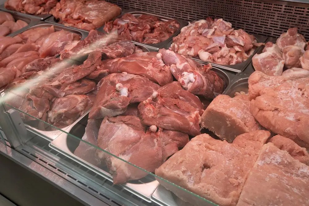 Витрина мясного прилавка с охлаждёнными мясными полуфабрикатами