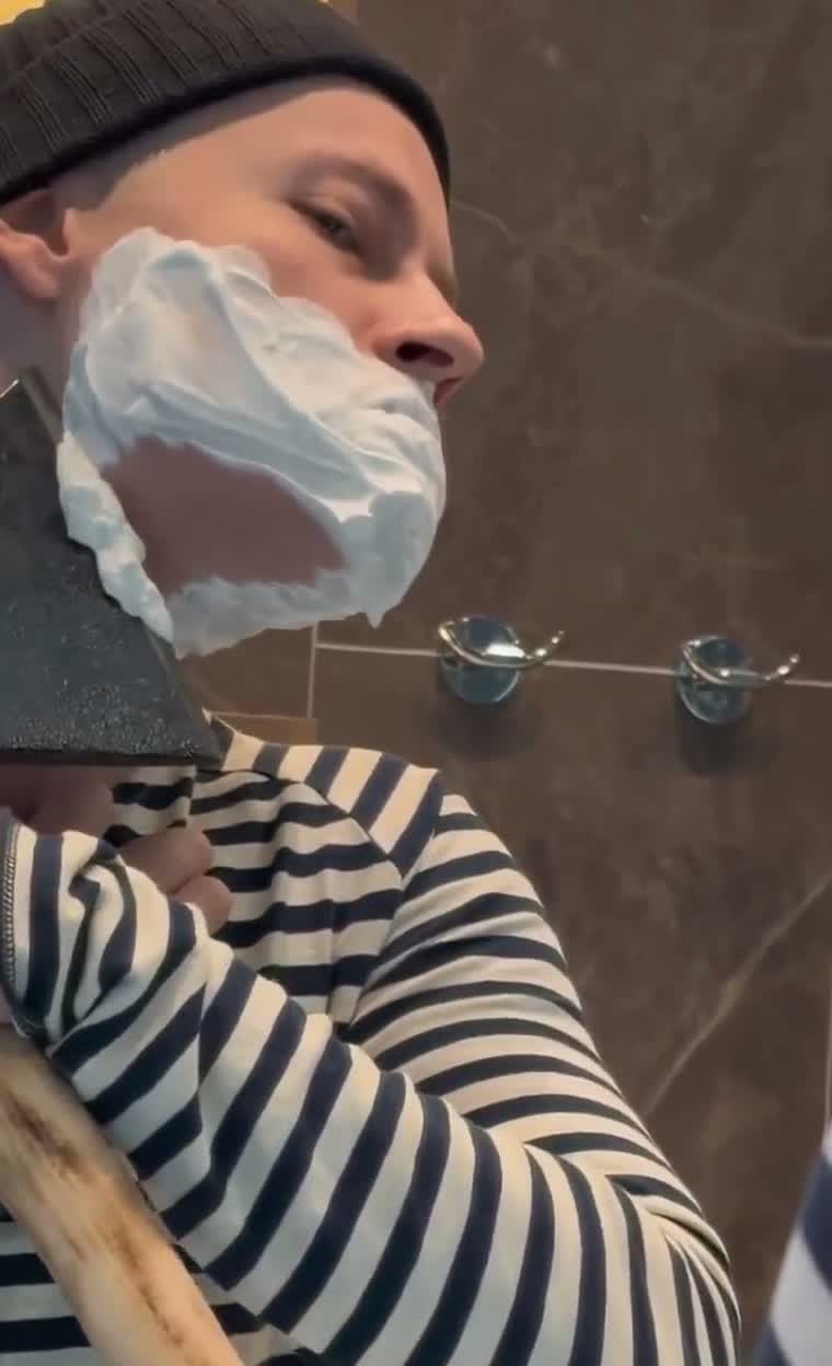 SHAMAN в тельняшке водит топором по лицу с пеной для бритья