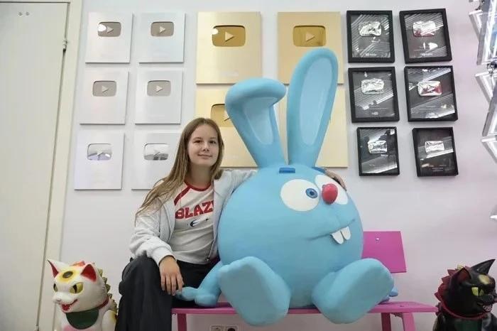 Ксения Щендрыгина в гостях у студии «Смешариков» в Петербурге