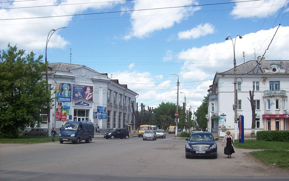 Перекрёсток в центре Новомосковска — сохранившаяся ансамблевая застройка соцгорода