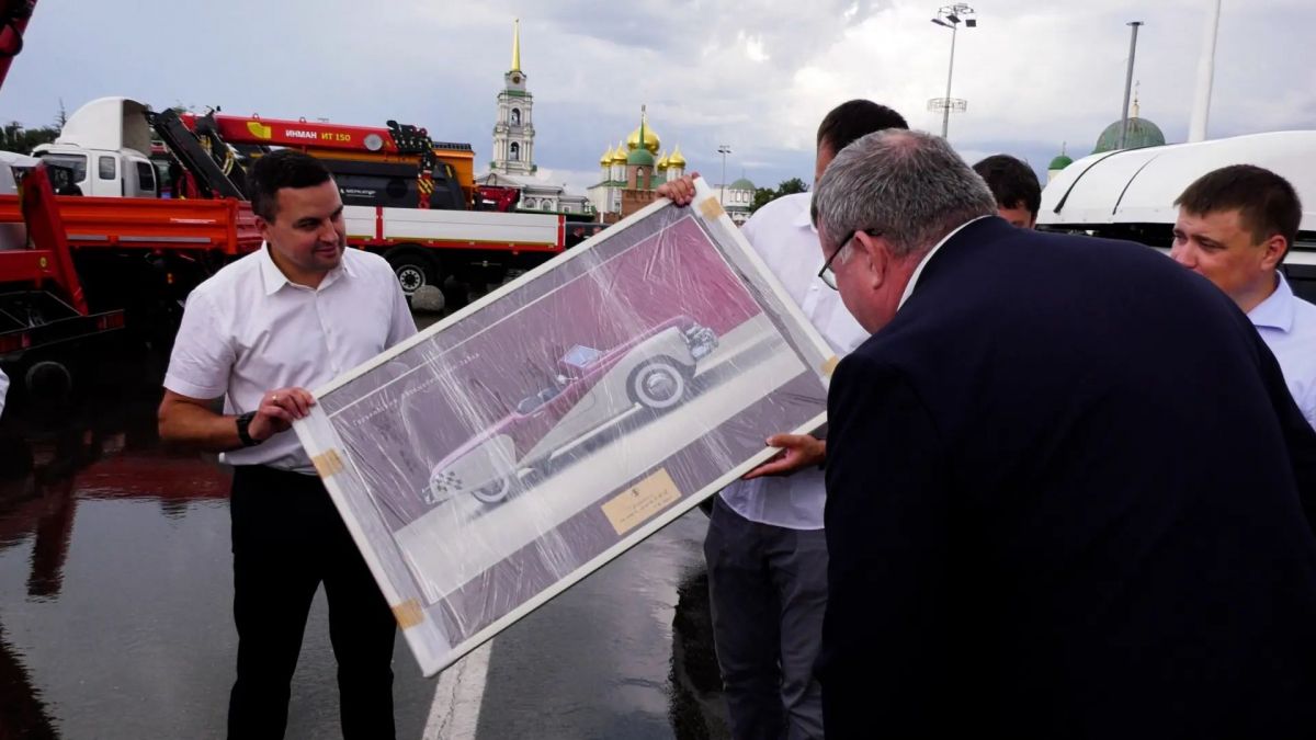 Участники осмотра коммунальной спецтехники на площадке в центре Тулы на фоне Тульского кремля