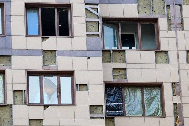 Повреждённый фасад и выбитые стёкла жилого дома в Суворове