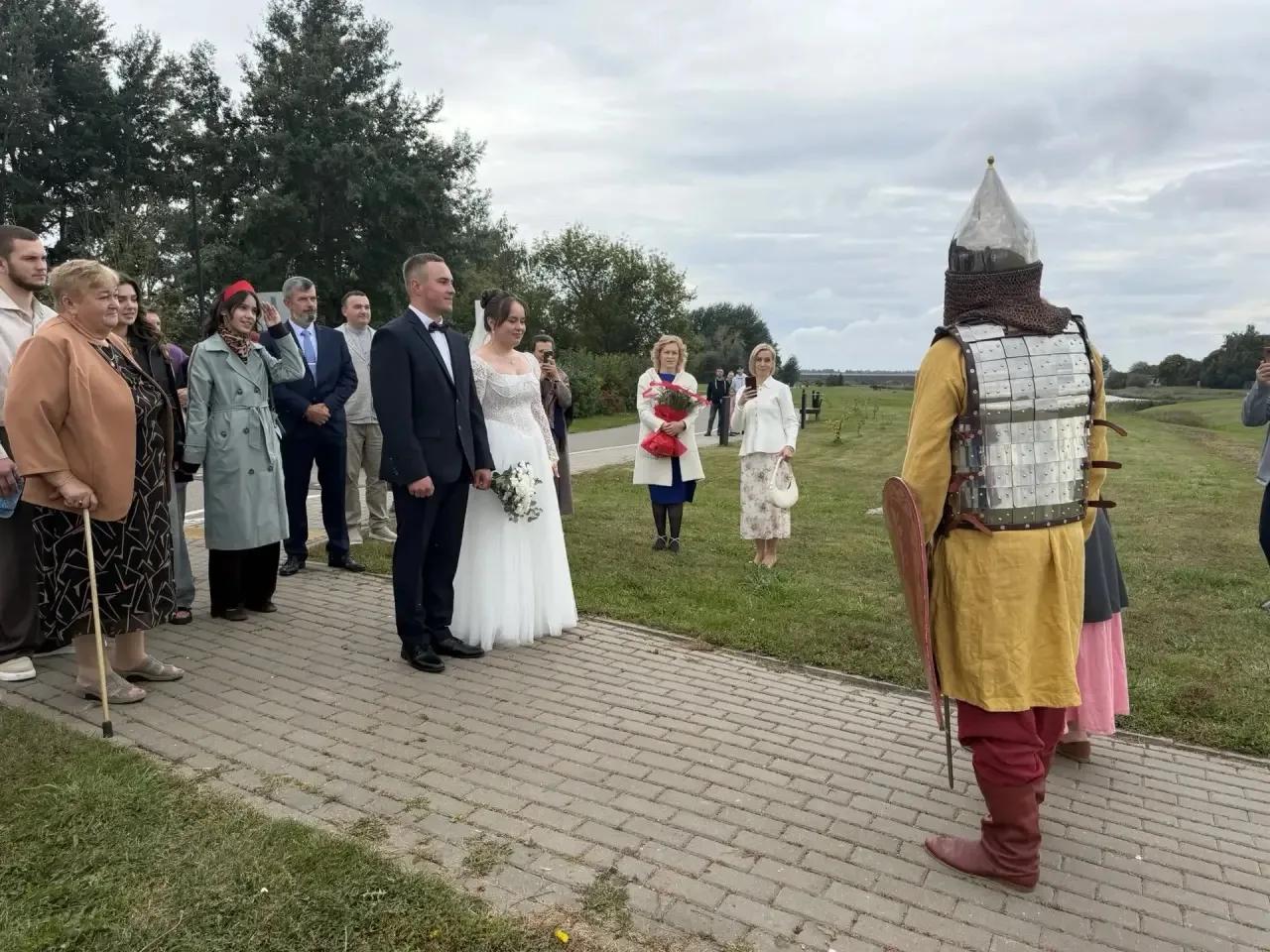 Богатырская свадьба на Куликовом поле: молодожёнов встречает витязь в доспехах
