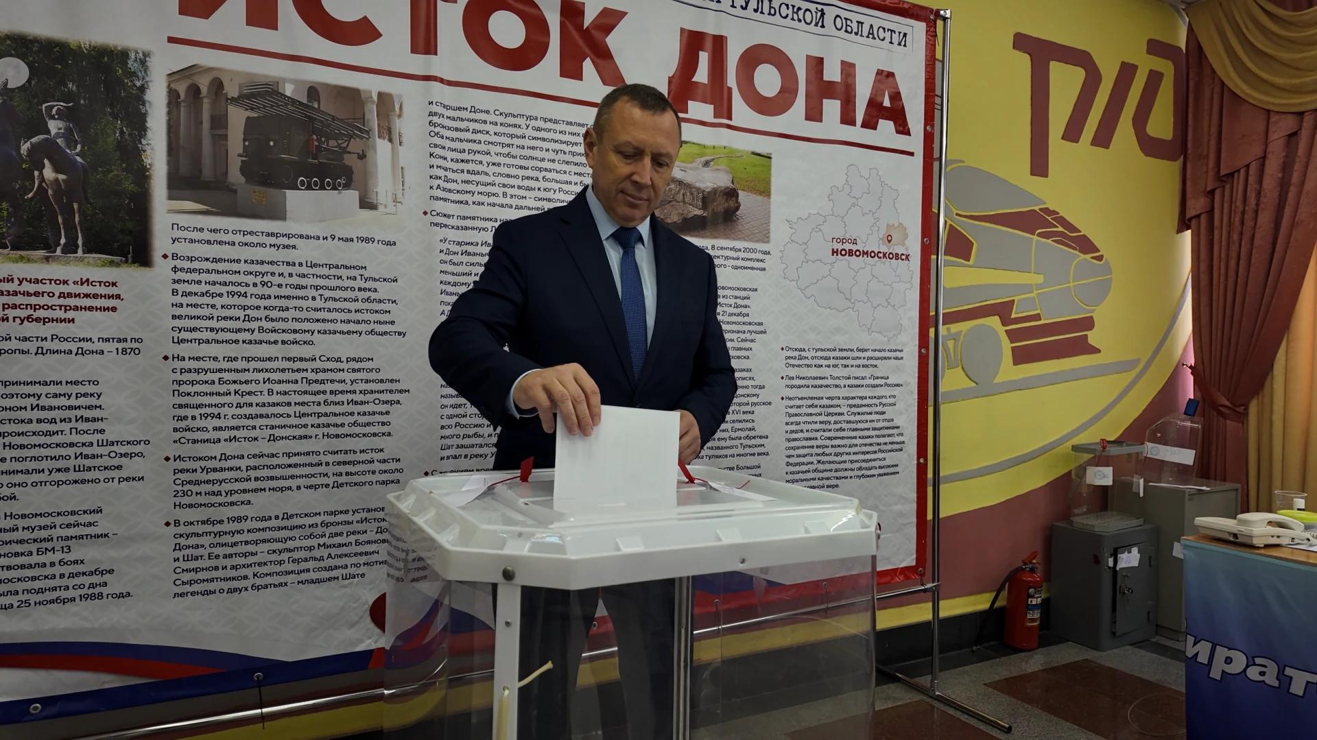 Владимир Токарев опускает бюллетень в урну на участке «Исток Дона»