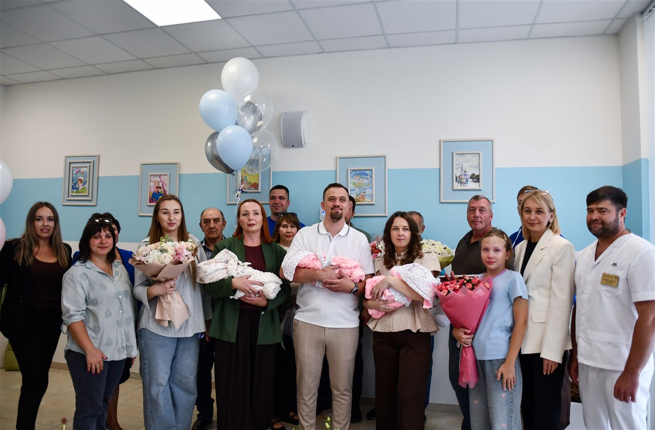Семья Мелиховых с новорождённой тройней на выписке из перинатального центра