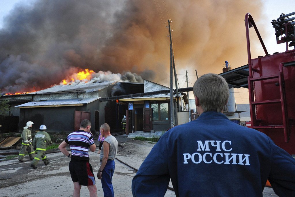 Пожарные тушат возгорание на производственном здании