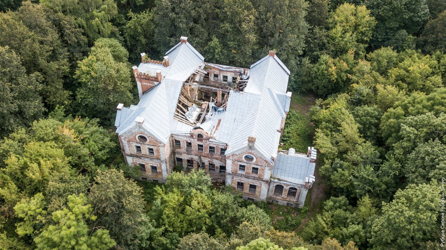 Аэросъёмка: кровля усадебного дома провалилась внутрь. Фото: открытые источники.
