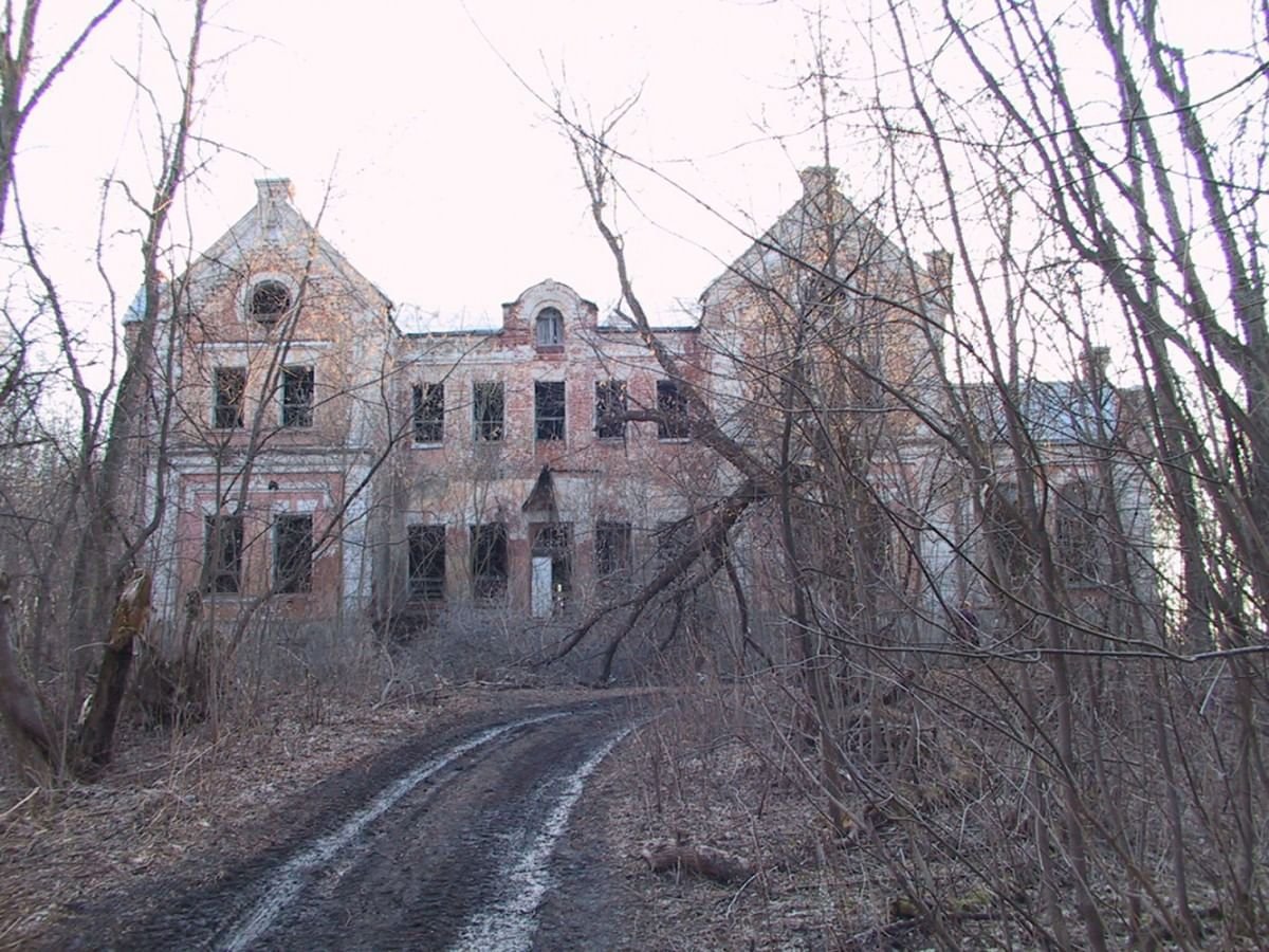 Руины усадьбы Волконских-Кампанари в Урусове