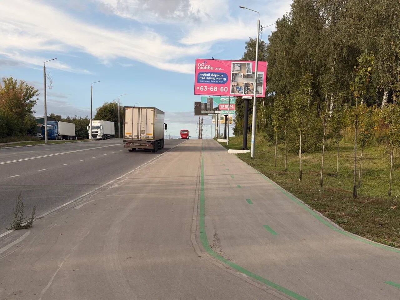 Велополоса с зелёной разметкой вдоль оживлённой дороги в Туле