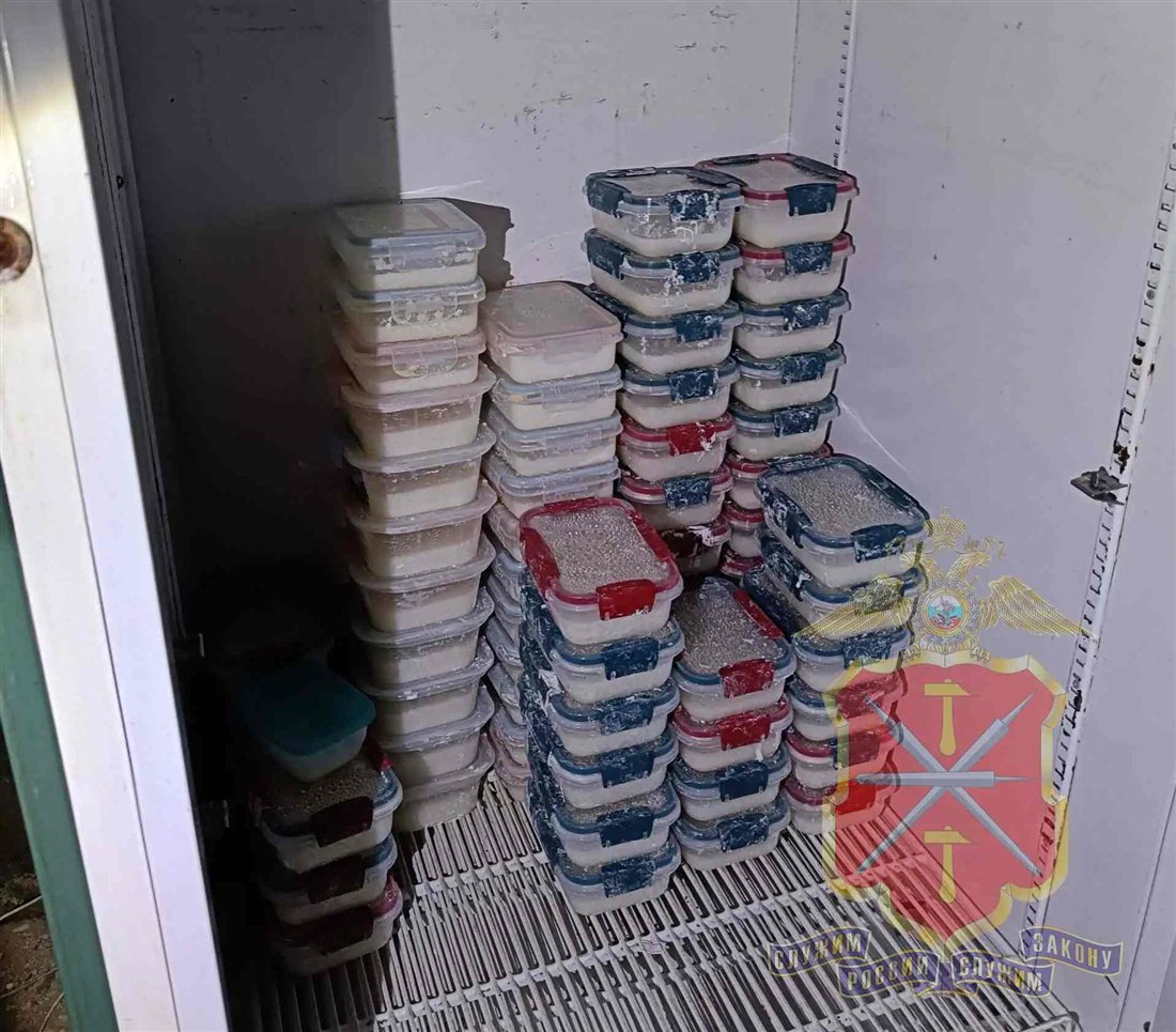 Изъятые контейнеры с продукцией нарколаборатории