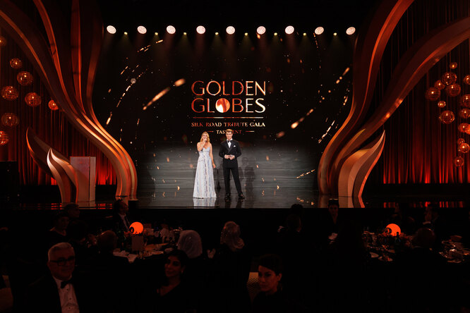 Алексей Воробьёв и Кира Чаплин на сцене Golden Globes Silk Road Tribute Gala