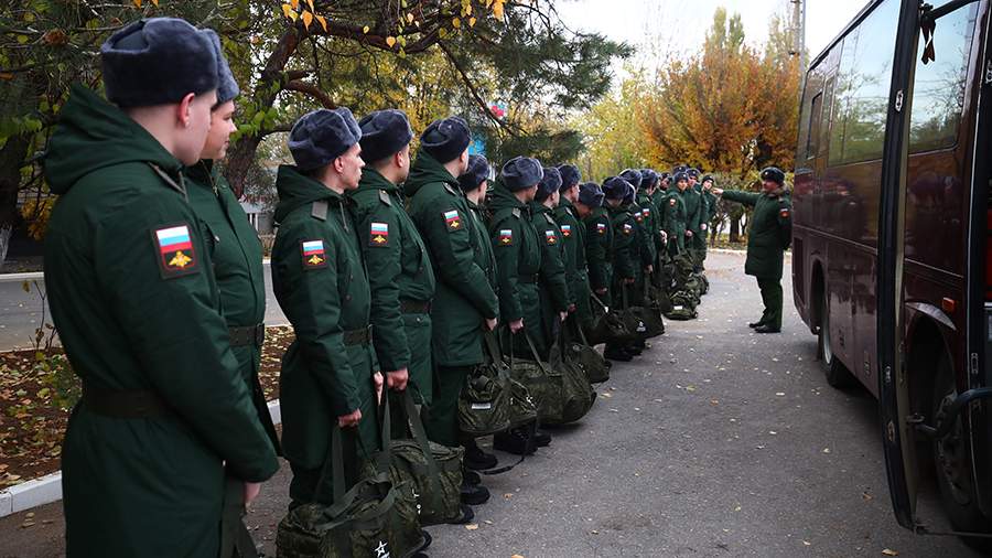 Военнослужащие с вещмешками
