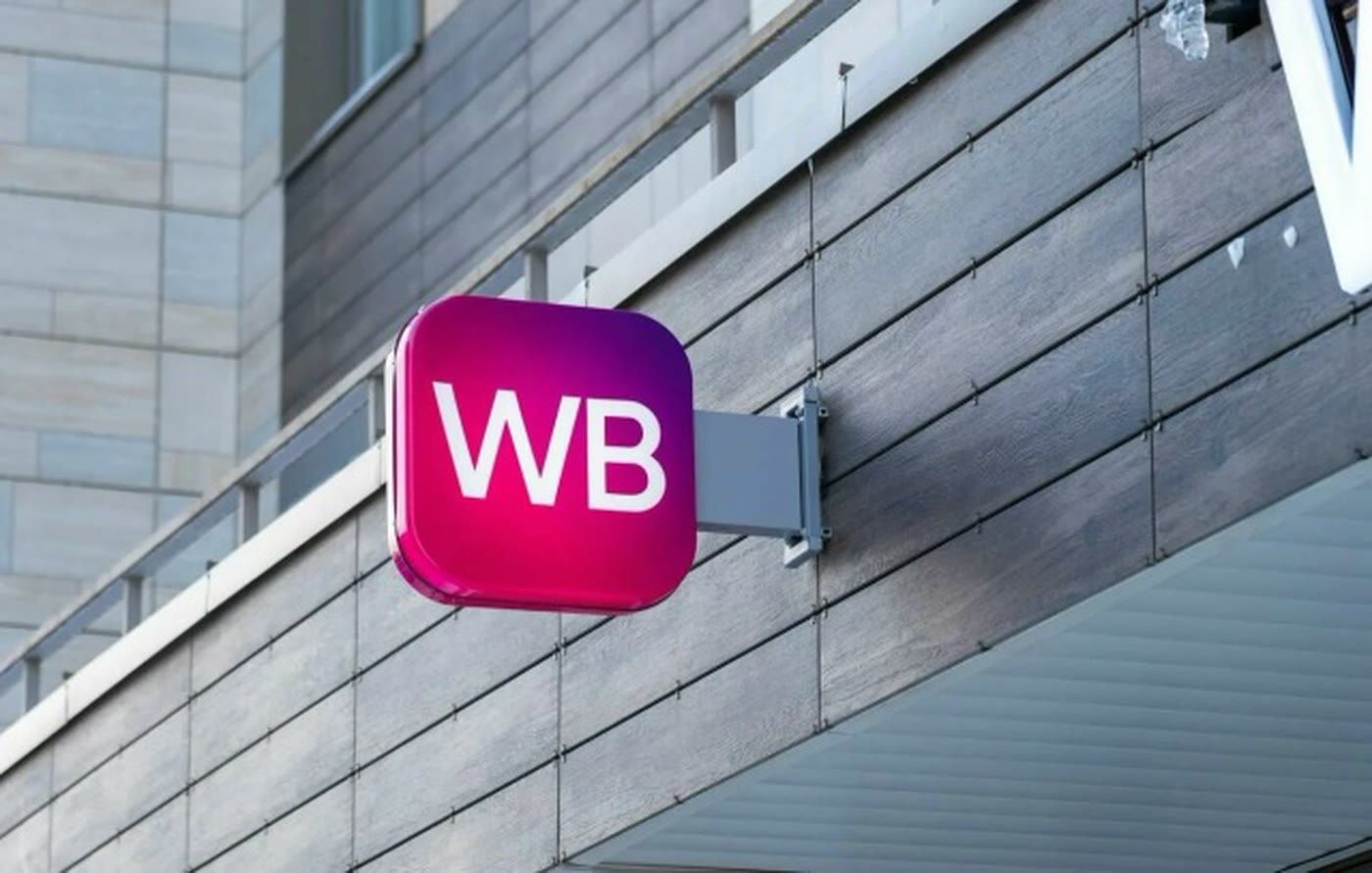 Логотип Wildberries на здании