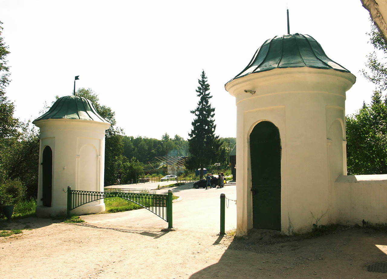 Въездные башни музея-усадьбы «Ясная Поляна»
